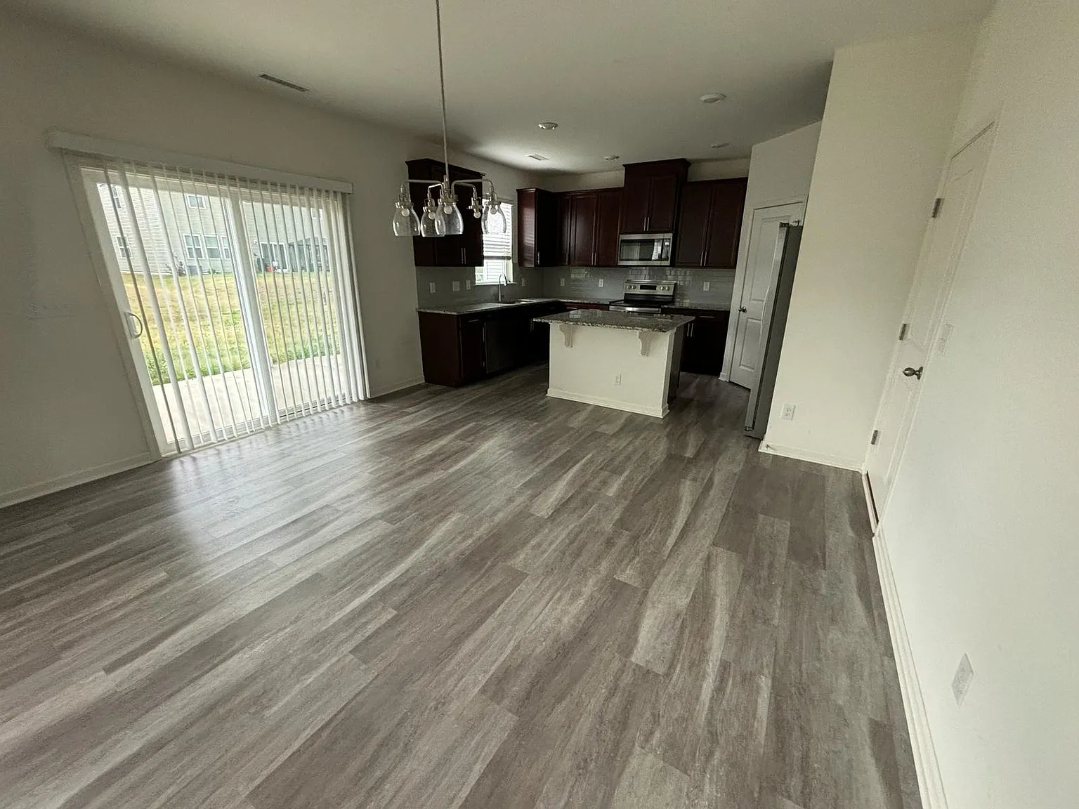 4 bed, 2381 sqft, $2,249 — Photo 4