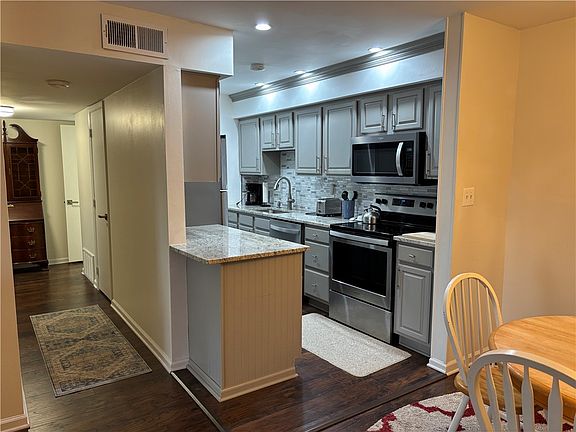 5th image of 1110 Chatham Park Dr APT D