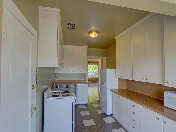 5th image of 2538 Dexter Ave N #1