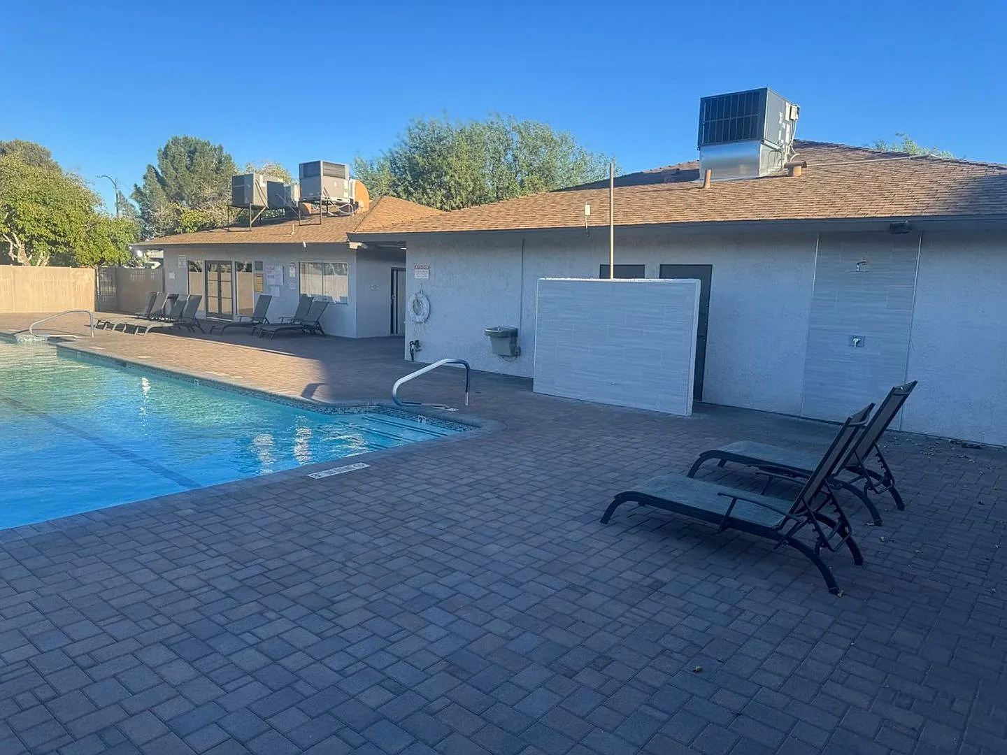 University Crest Two Bedroom Condo! Owner pays HOA dues. One Car Carport. Community Pool — Photo 3