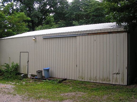 30x50 pole barn w/ concrete flooring