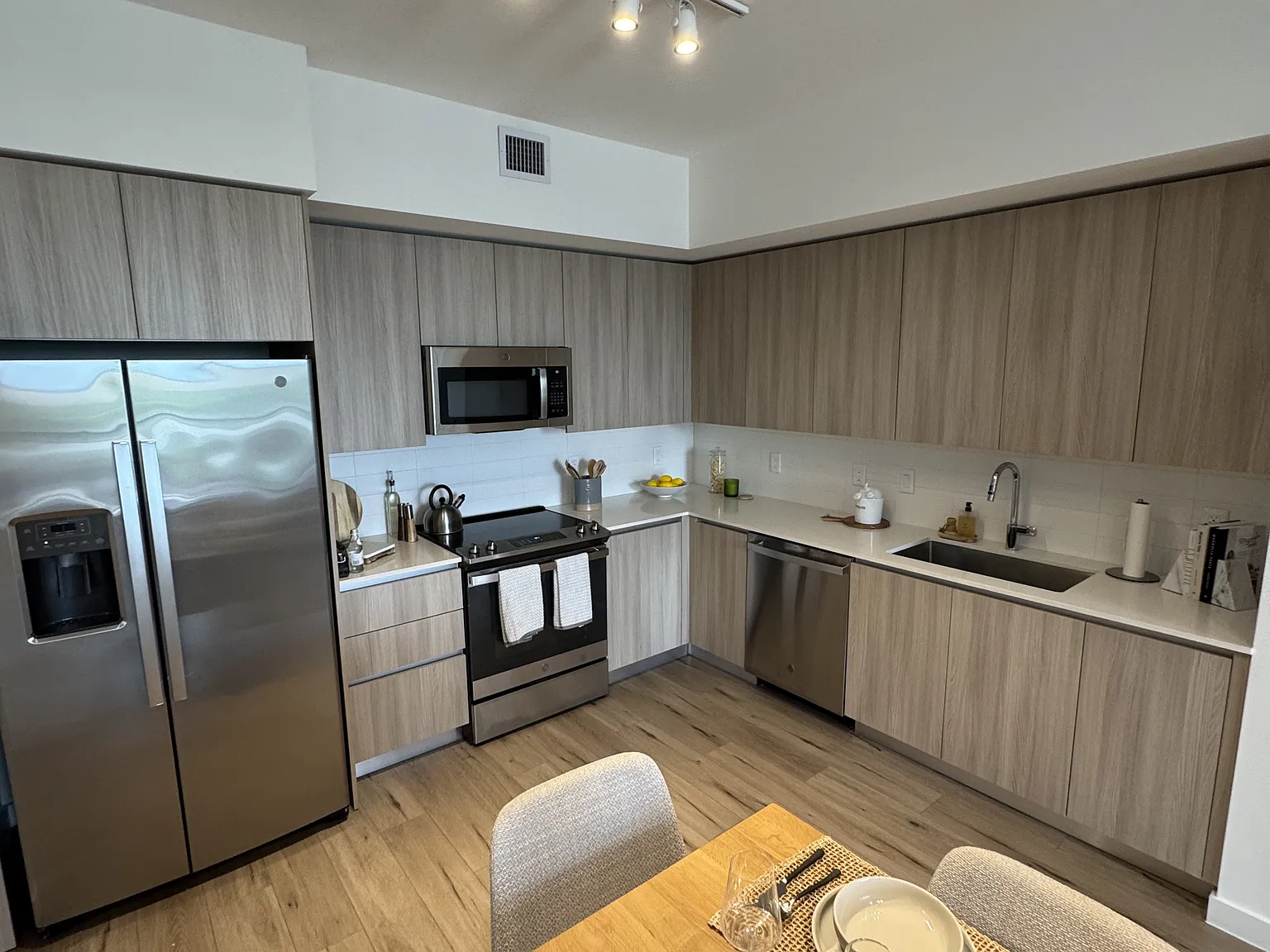 2 bed, 1060 sqft, $2,700 — Photo 3