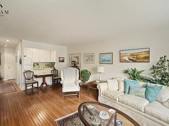 3rd image of 211 W 71st St APT 6D