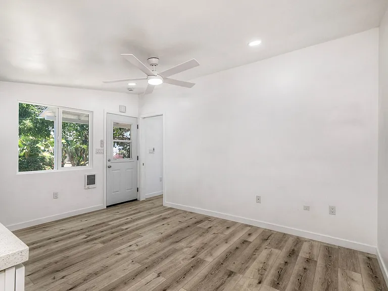 4108 Mission Ave — Photo 5
