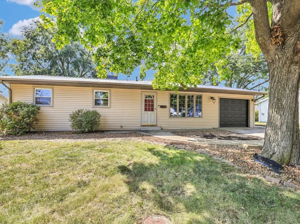 525 Orchard Ln, Arthur, IL 61911