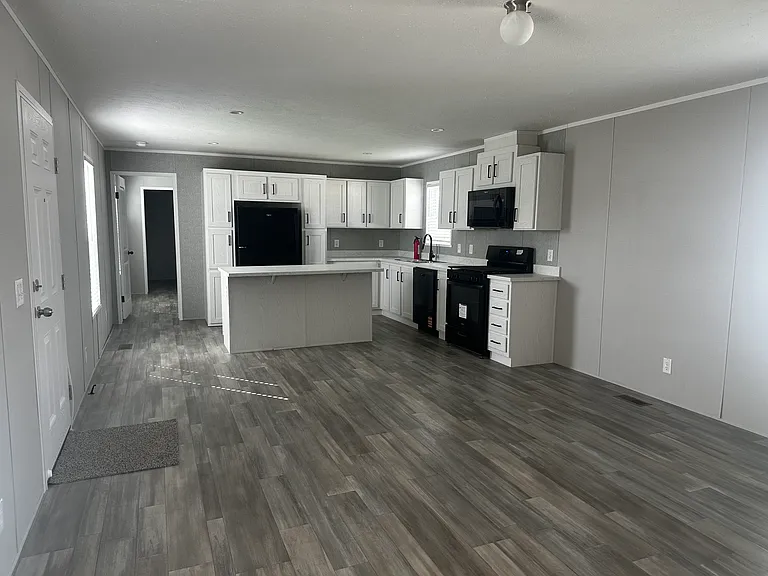 738 Waltham Dr — Photo 4