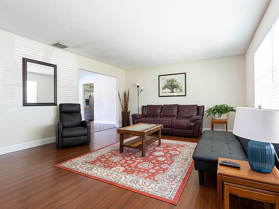 2nd image of 709 Lindell Blvd