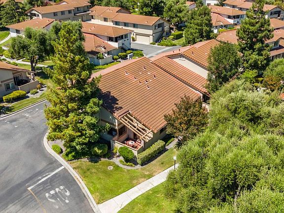 3rd image of 403 Colony Knoll Dr
