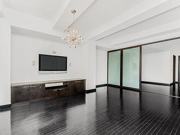 4th image of 20 Pine St APT 2303