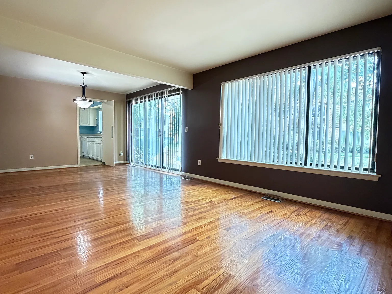 3 bed, 1600 sqft, $1,600 — Photo 2