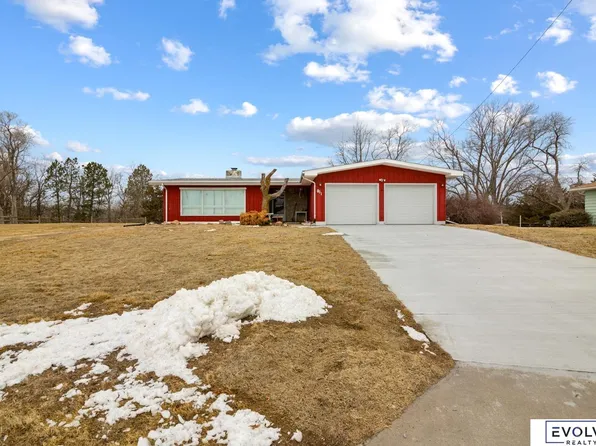 811 Sand Hill Rd, Louisville, NE 68037