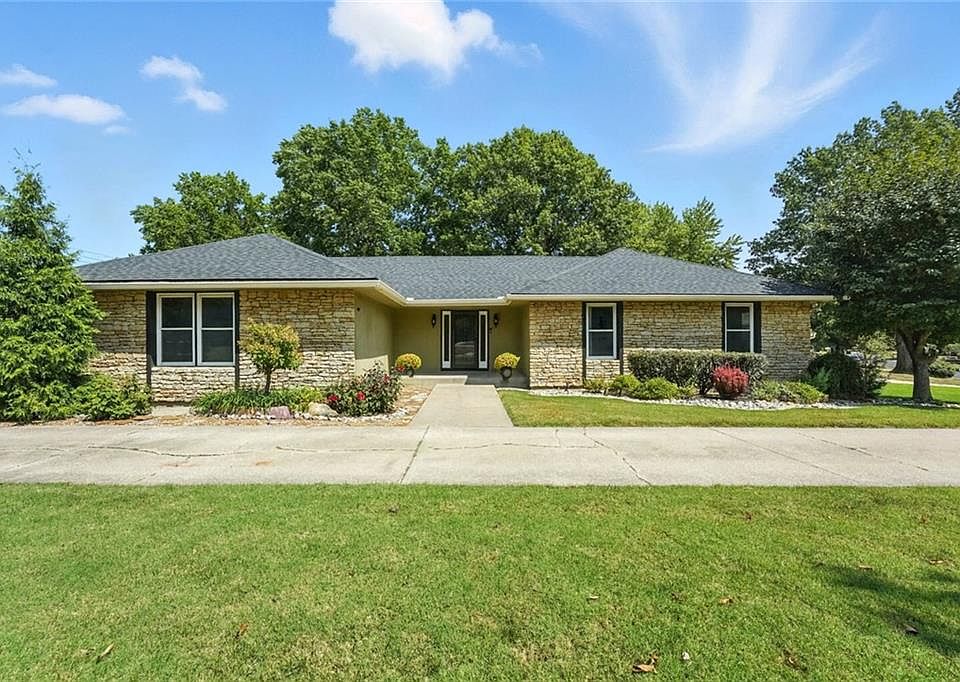 1st image of 307 SE Westwind Dr