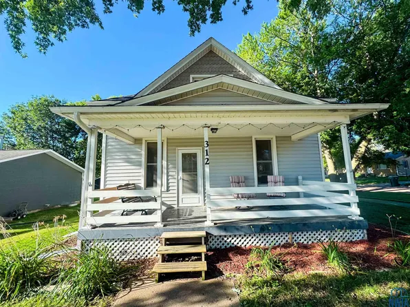 312 10th St, Alton, IA 51003