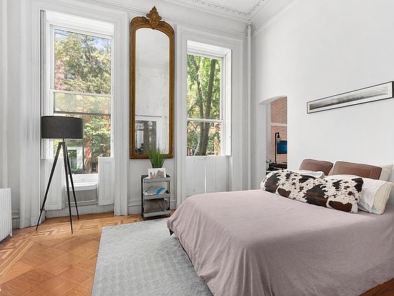 4th image of 130 W 11th St