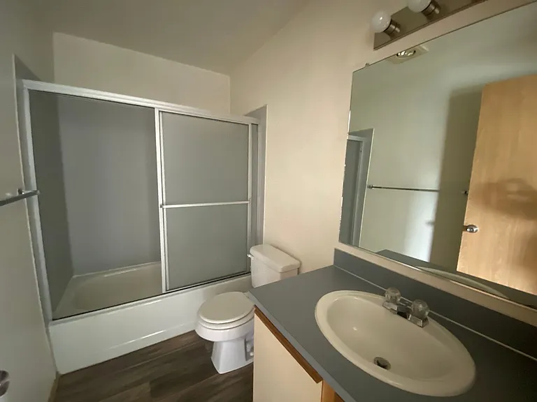 University Court Apartments — Photo 39