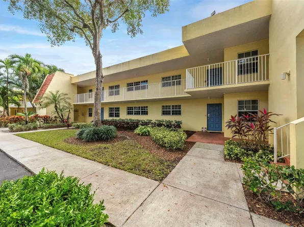 400 Oaks Lane #216, Pompano Beach, FL 33069