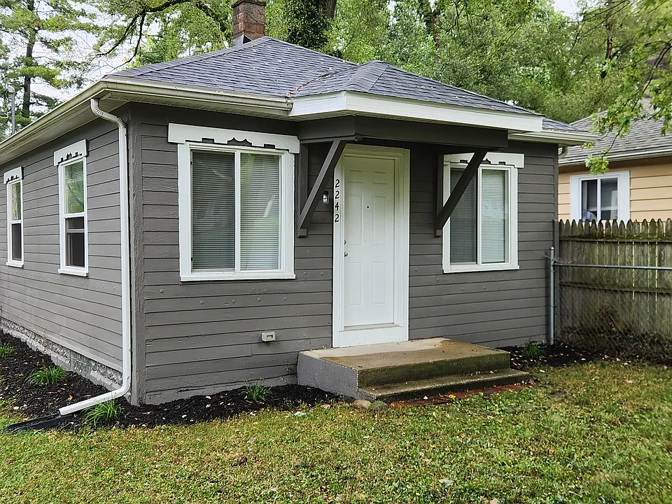2242 Edgewood Dr
