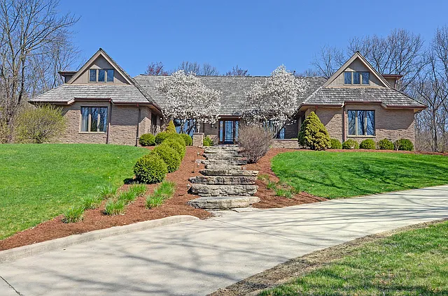 111 Oak Ridge Dr E photo 1
