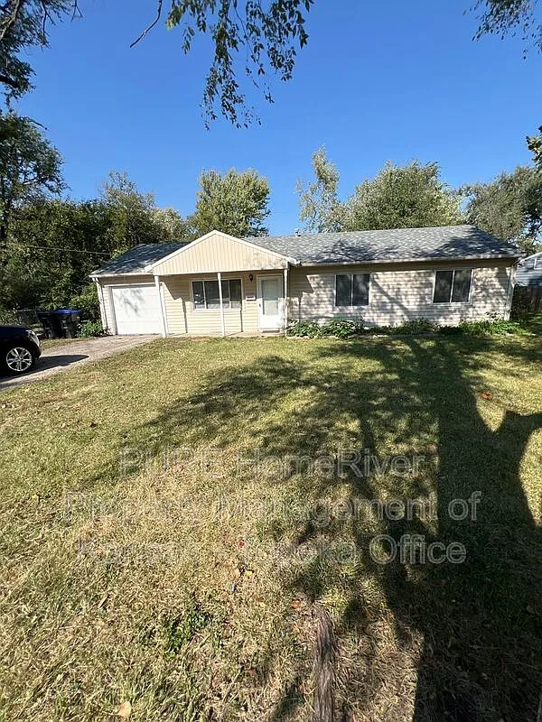 3 bed, 1.0 bath, 1030 sqft, $1,325 — Photo 1