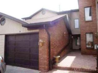 25562 Island View Dr S, Harrison Township, MI 48045