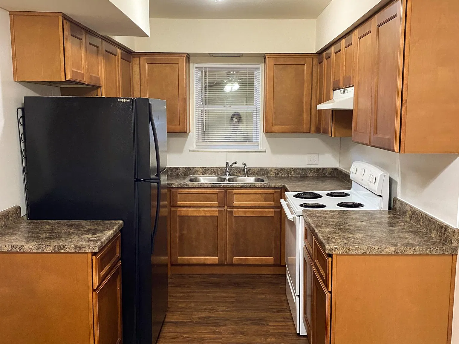936 W Walnut St — Photo 3