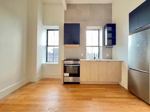 1526 Saint John's Place image 4 of 7