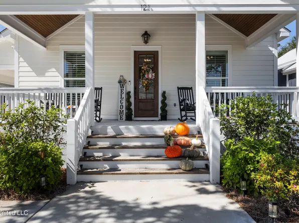 121 Eleanor Ave, Pass Christian, MS 39571