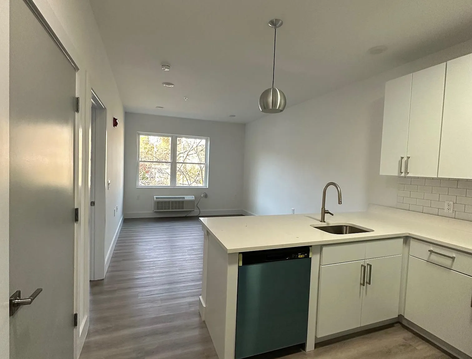 2 bed, 820 sqft, $2,400 — Photo 3