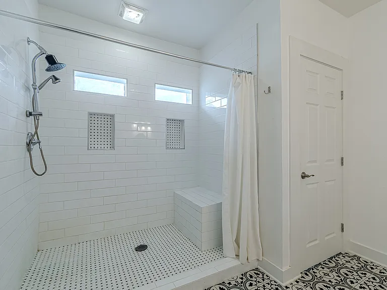 311 W Mistletoe Ave — Photo 36