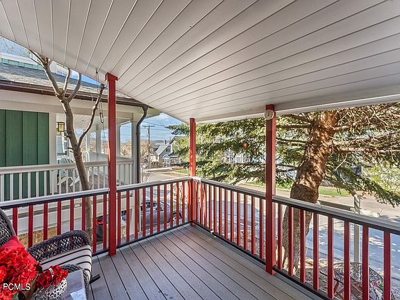 4th image of 1027 Woodside Ave