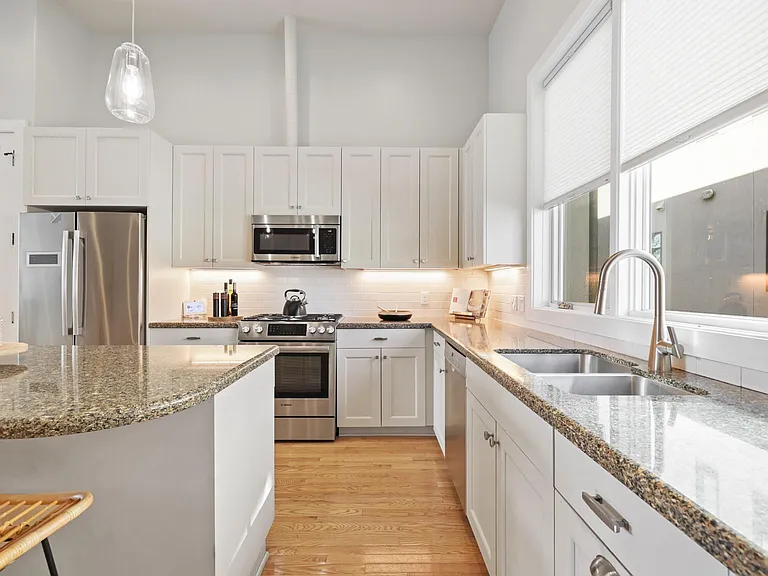 206 E Live Oak St #C — Photo 4
