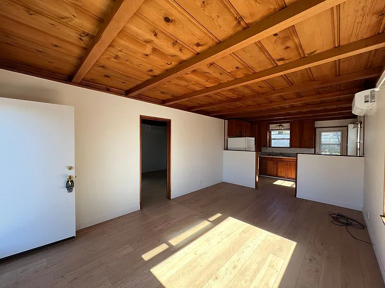 930 Anchor St — Photo 4