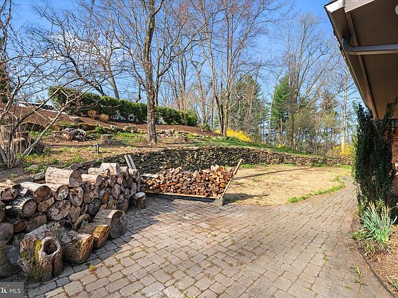 4th image of 707 Pine Ridge Ln