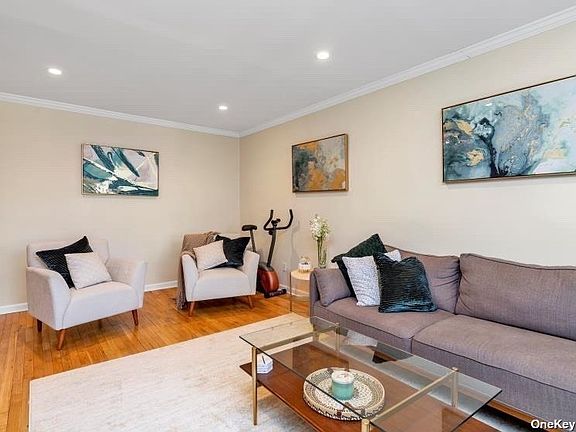 5th image of 410 E Broadway APT 4Z