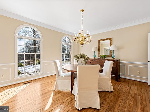 4th image of 8 Henderson Hill Ct