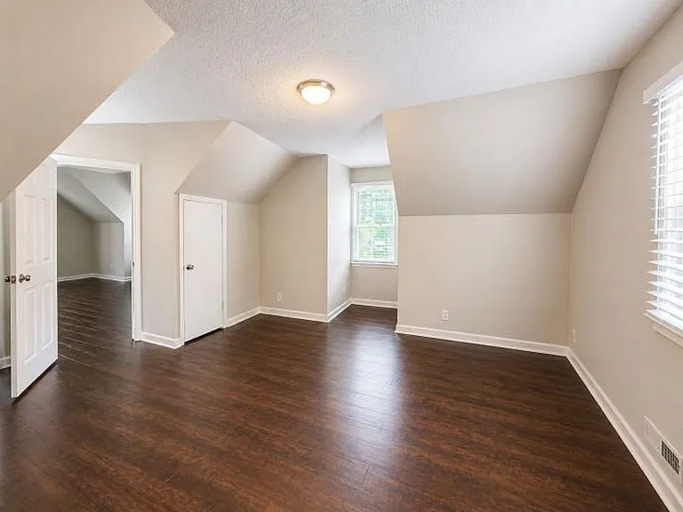 125 Mossland Dr — Photo 35