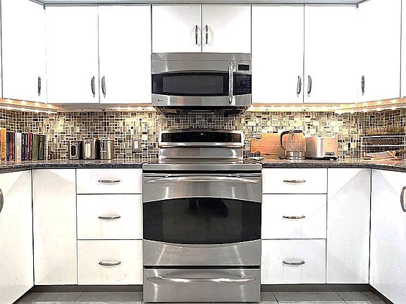 3rd image of 100 Shearwater Ct E APT 81