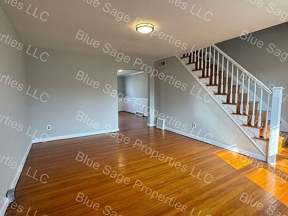 2nd image of 812 Oakwood Dr