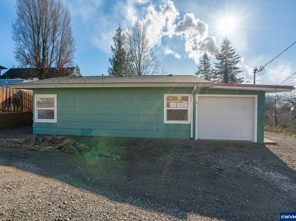 671 SE 9th St, Toledo, OR 97391