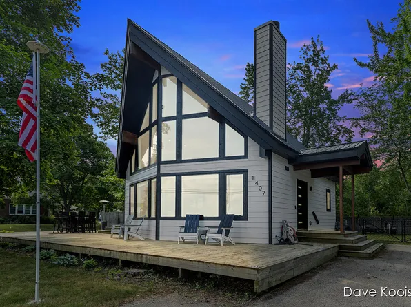 1407 Sunnyside Dr, Cadillac, MI 49601