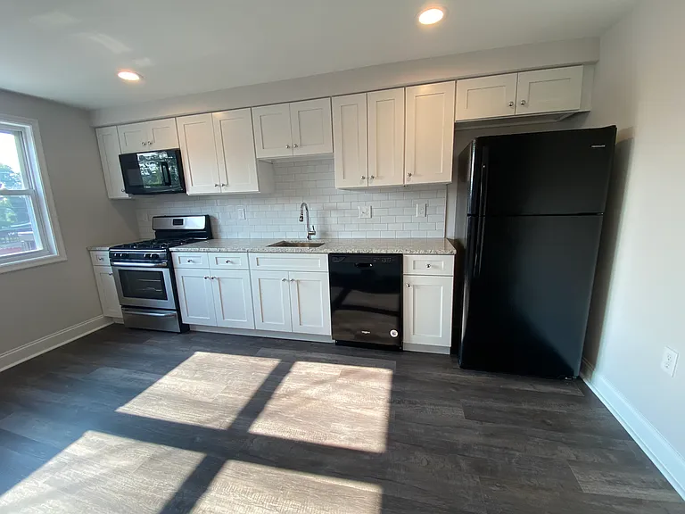 Kitchen w/Recessed, Granite, newer shaker white cabinets