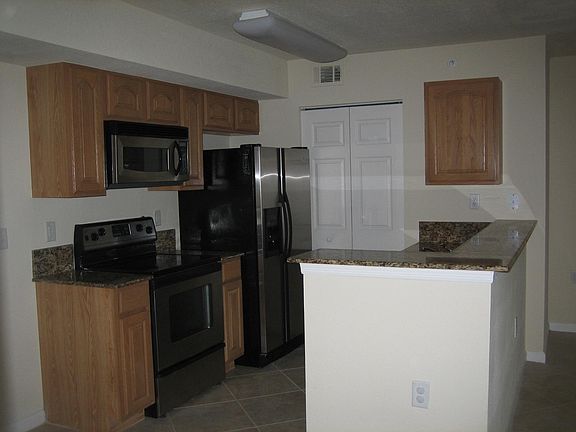4th image of 301 SW Palm Dr APT 104
