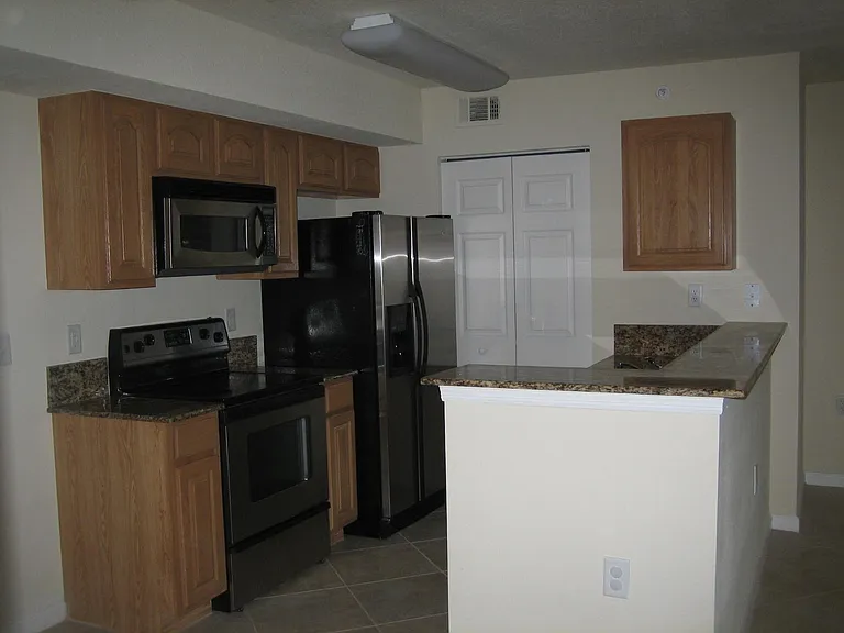 301 SW Palm Dr #104 — Photo 4