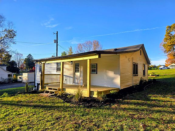 3rd image of 2725 Daffodil Ln