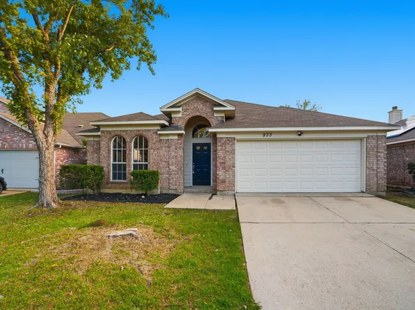 933 Paddington Dr E, Saginaw, TX 76131