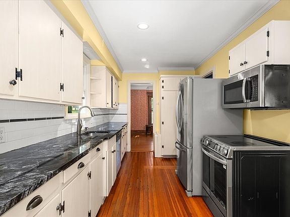 2nd image of 1140 Northampton St