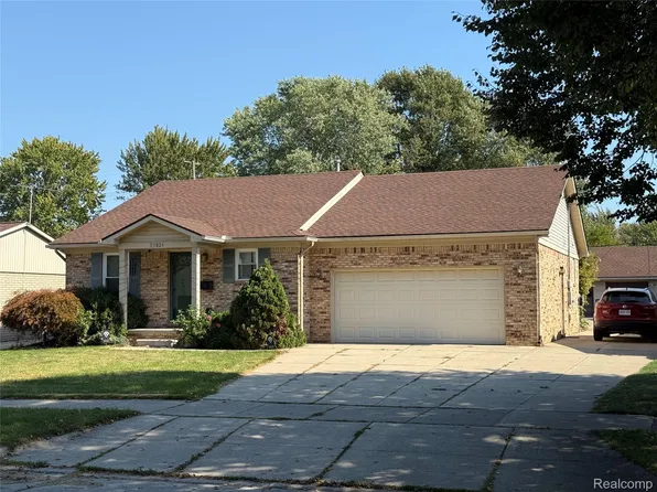 29824 Gloria St, Saint Clair Shores, MI 48082