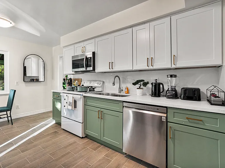 Convenient kitchen equipped with a dishwasher for hassle-free cleanup!