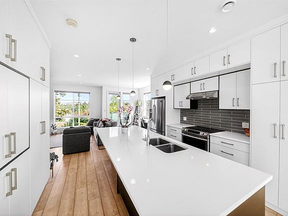5th image of 1052 Tillicum Rd #1