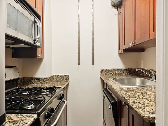 3rd image of 100 Central Park S APT 11E